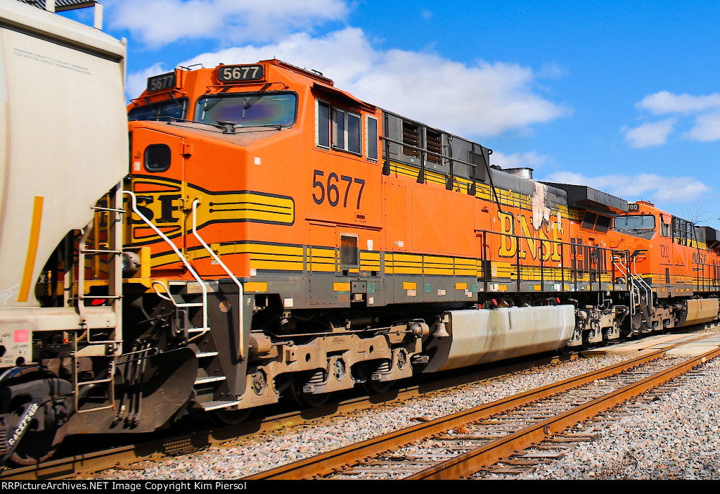 BNSF 5677